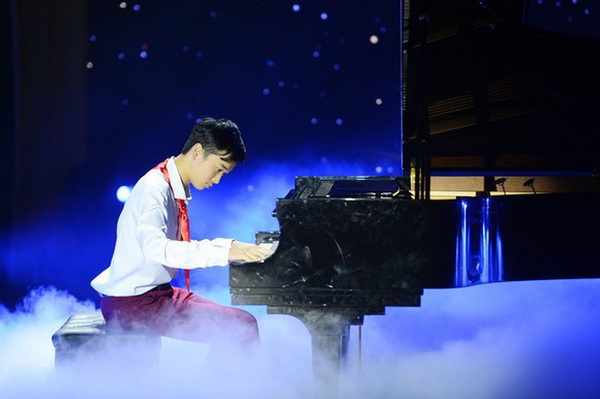 “Cậu bé vàng” piano Võ Minh Quang.